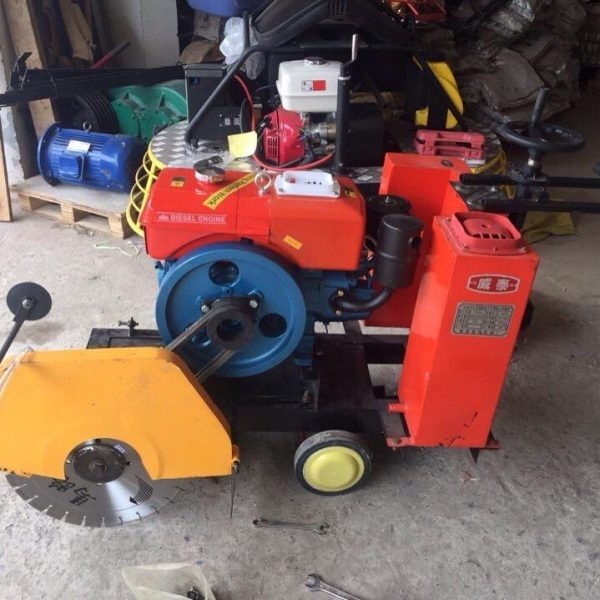 Máy cắt đường bê tông chạy đầu nổ D15